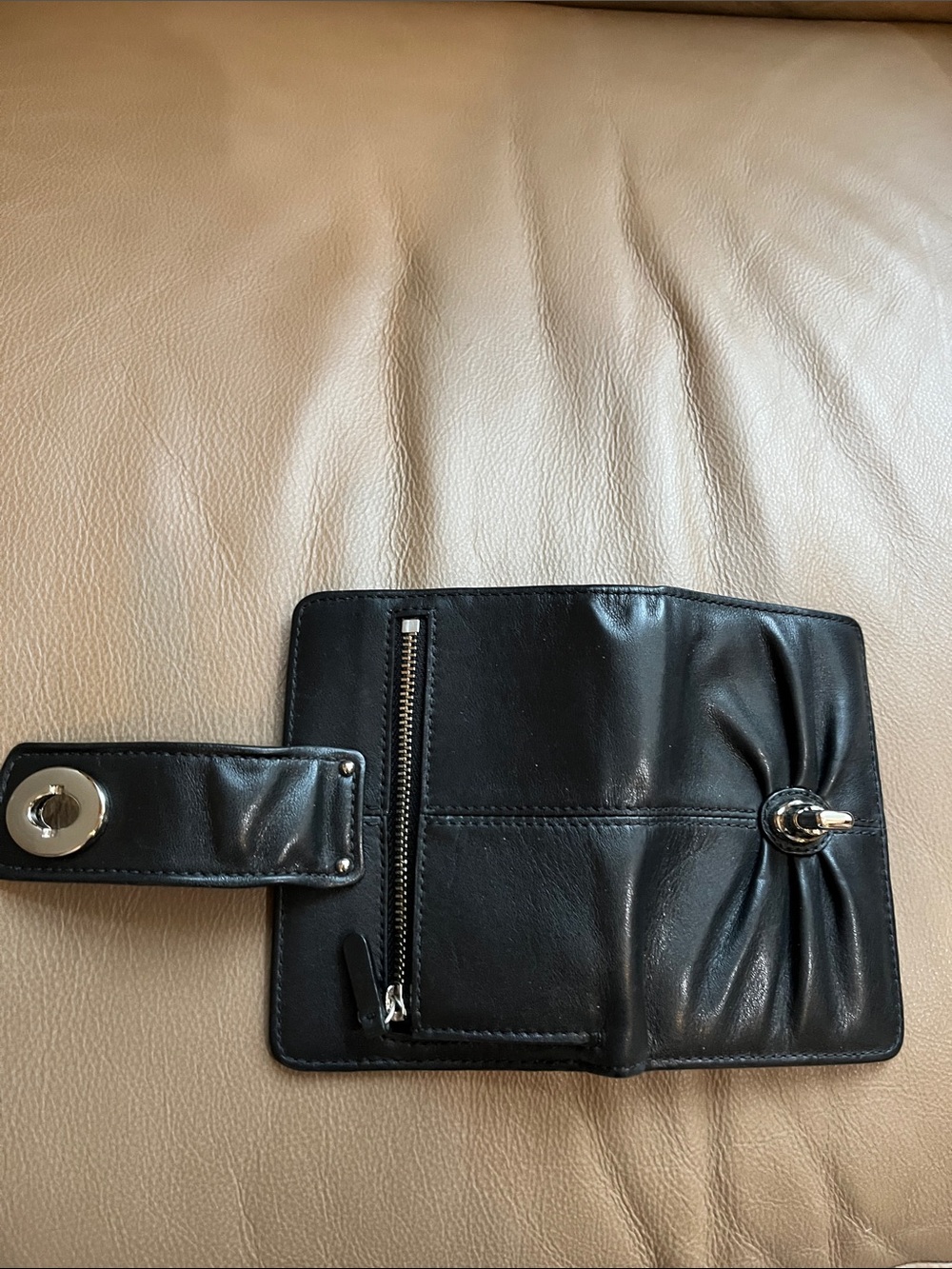 Classic Black Leather Wallet with Turn-Lock Closure - Picture 3 of 3